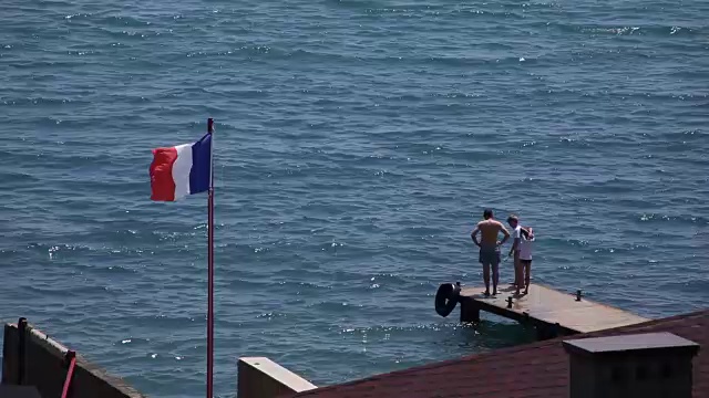 一群人在海边的码头上视频下载
