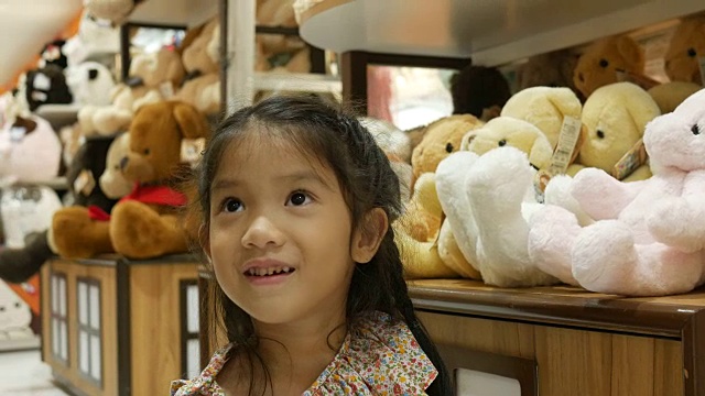 亚洲女孩有乐趣购物玩具视频下载