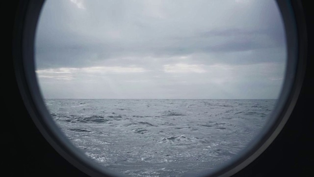 从波涛汹涌的海面上一艘船的舷窗里视频下载