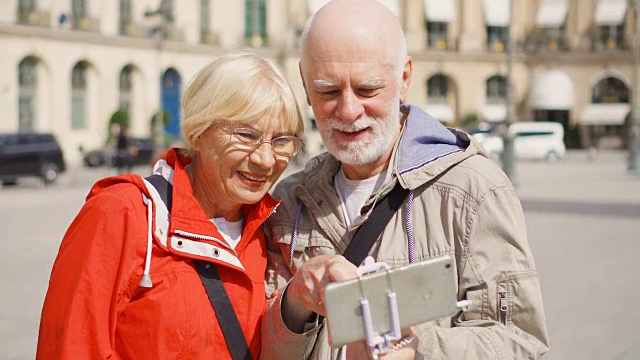高级夫妇与智能手机自拍在巴黎度假，一起享受旅行的乐趣视频素材