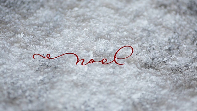 在圣诞雪的背景上写着noel vintage word。书法和文字繁盛的元素。圣诞假期视频素材