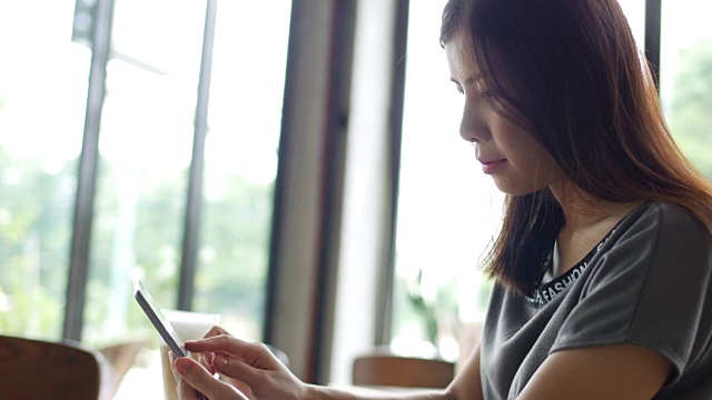 数码平板电脑，年轻的亚洲女性在家视频素材