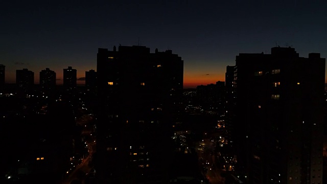 日落背后的城市天际线-剪影视频下载