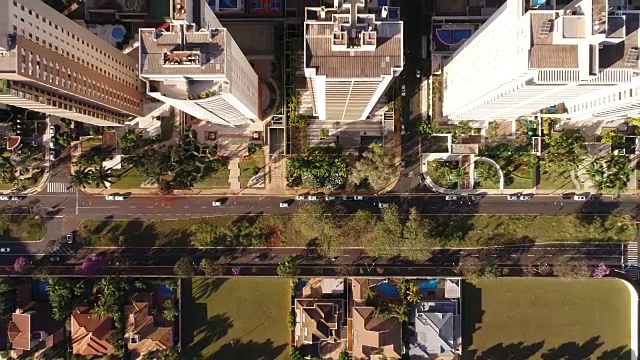 无人机俯瞰一座城市的豪华住宅区视频下载