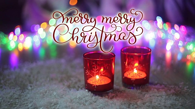 在装饰背景上用蜡烛和彩灯写着圣诞快乐。书法和文字繁盛的元素。假期视频素材