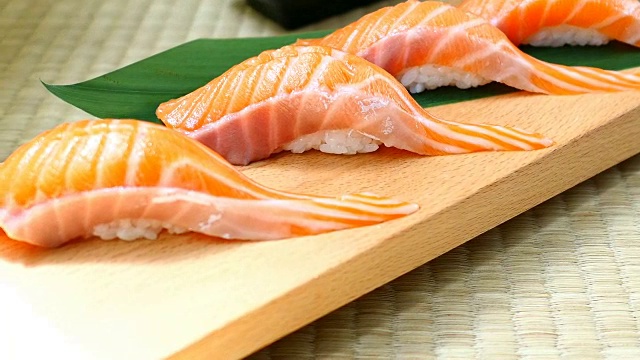 木盘上的生鱼片寿司-日式料理视频购买