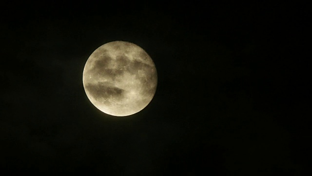 满月和云的时间流逝。恐怖和令人毛骨悚然的气氛与神秘的月亮在可怕的天空在夜晚。视频素材