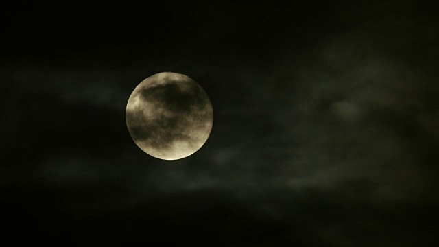 夜晚满月的时间流逝。蓝色和黑色的天空和云。视频素材