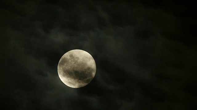 满月和云的时间流逝。恐怖和令人毛骨悚然的气氛与神秘的月亮在可怕的天空在夜晚。视频素材