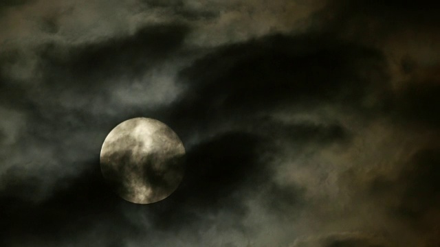 夜晚满月的时间流逝。蓝色和黑色的天空和云。视频素材