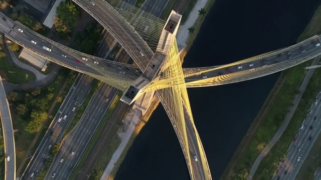 巴西圣保罗Estaiada桥鸟瞰图视频下载