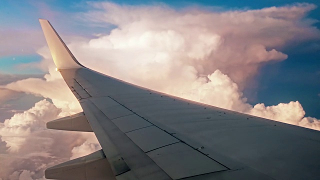 飞机飞进暴风雨中视频素材