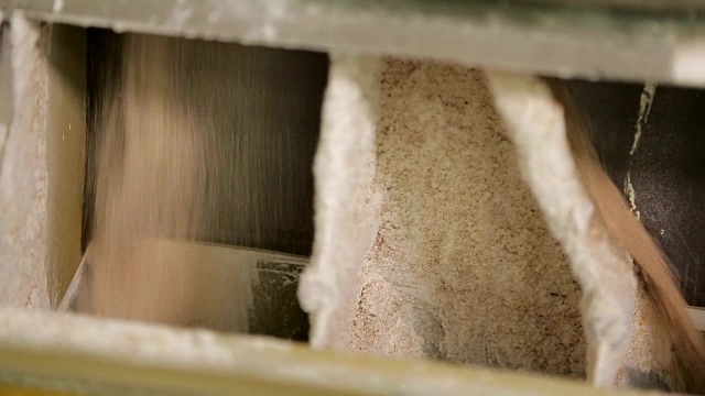 面粉厂生产面粉的过程视频下载