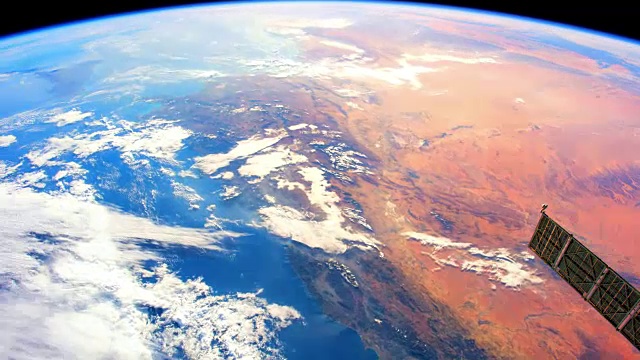 来自太空的行星地球:我们的家园地球的陆地(橙色)和水(蓝色)之间的高对比色视频素材