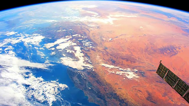 从太空看地球:令人惊叹的陆地纹理，国际空间站白天的视角视频素材