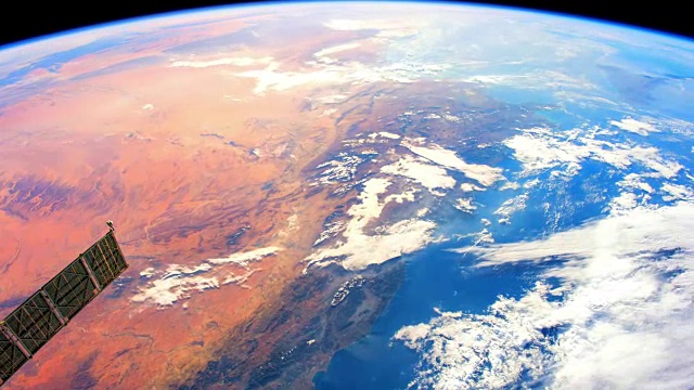 来自太空的行星地球:我们的家园地球的陆地(橙色)和水(蓝色)之间的高对比色视频素材