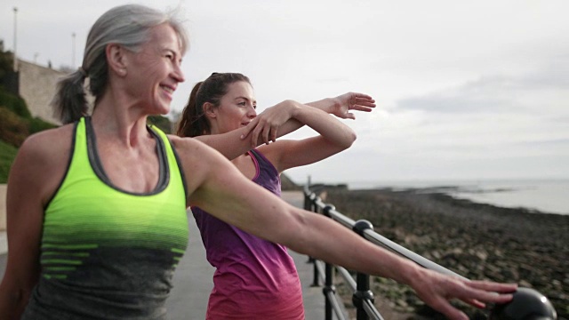 年长的女人在和女儿跑步前热身视频素材
