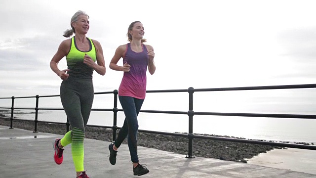 活跃的老年妇女和女儿跑步视频素材