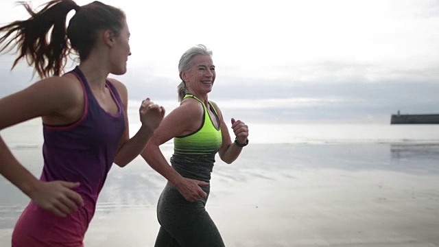 活跃的老女人和年轻女人一起跑步视频素材