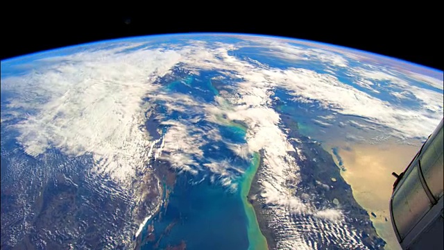 来自太空的地球:阳光反射在水中，从国际空间站(ISS)的视角视频素材