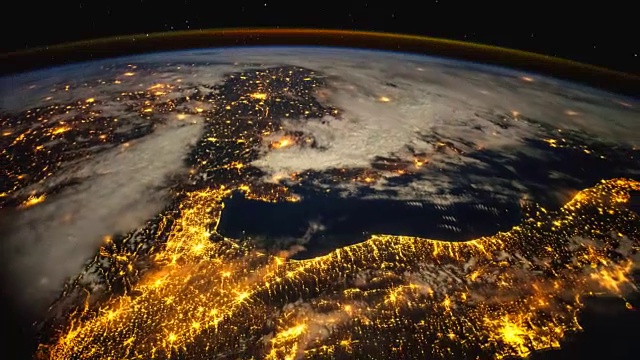 夜晚，从太空中的地球，国际空间站(ISS)经过灯火通明的意大利视频素材