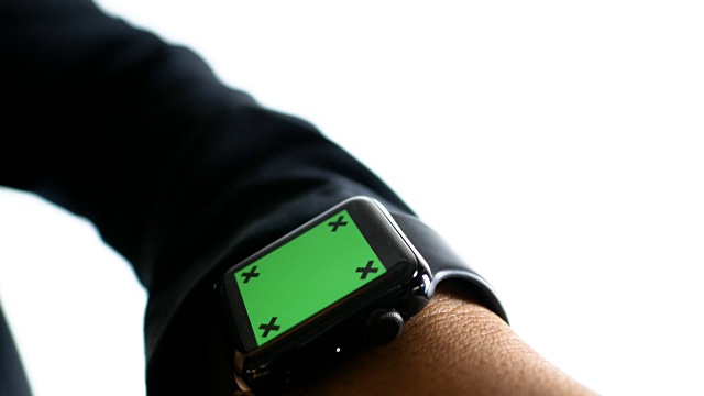 特写商人使用智能手表与绿色屏幕上的白色背景，色度键视频下载