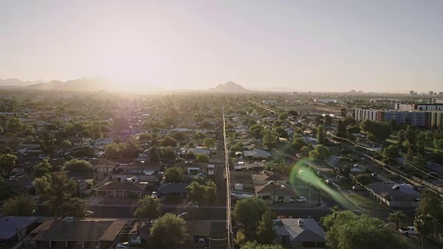 太阳从城市住宅区升起视频下载