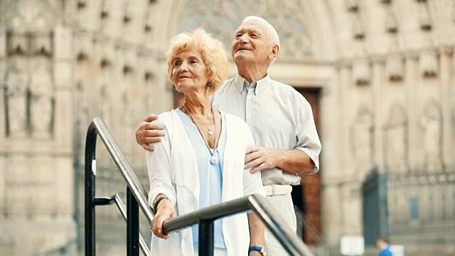 一对老年夫妇站在大教堂前视频素材