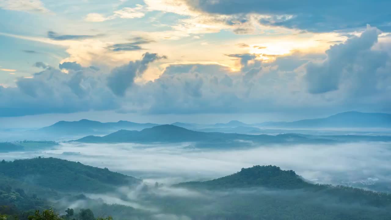 在泰國的日出時，透過云層，在山上的延時霧和陽光視頻素材