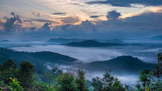 在泰國的日出時，透過云層，在山上的延時霧和陽光視頻素材