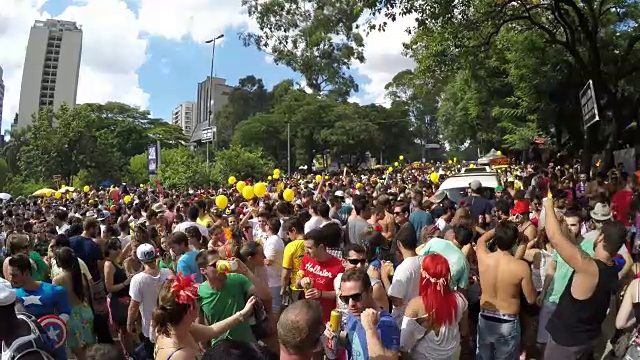 巴西人在街上庆祝狂欢节视频下载