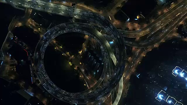 中国上海南浦大桥，繁忙的高速公路交汇处夜间鸟瞰图视频下载