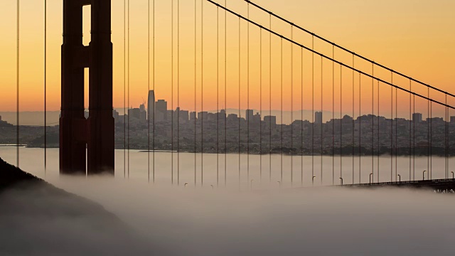 金门大桥壮观的日出与低雾。视频素材