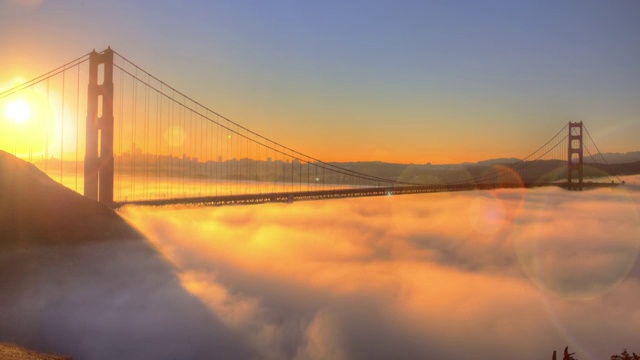 金门大桥壮观的日出与低雾。视频下载