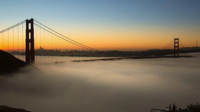 金门大桥壮观的日出和低雾。视频素材