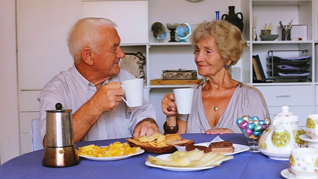 成熟的夫妇正在享受喝茶的美好时光视频素材