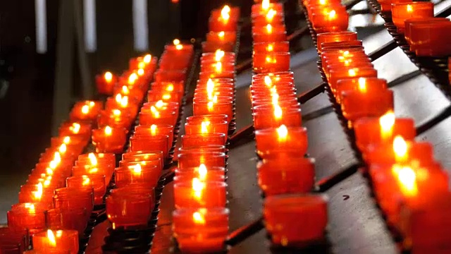 基督教教堂里点燃许多蜡烛视频素材