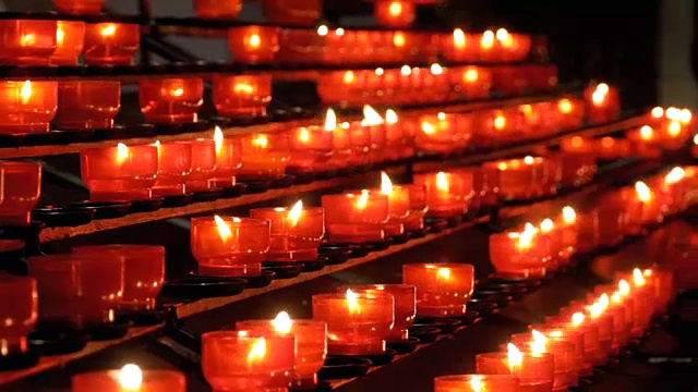 许多燃烧的蜡烛在基督教教堂视频素材
