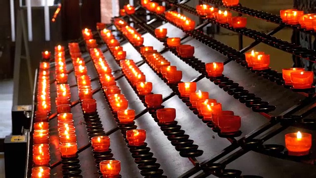基督教教堂里点燃许多蜡烛视频下载