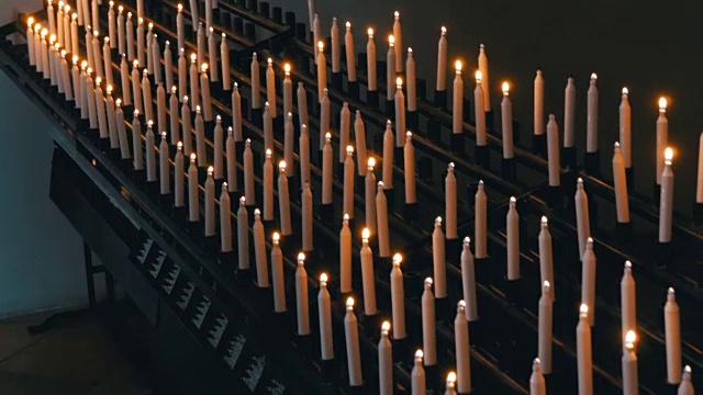 基督教教堂里点燃许多蜡烛视频素材