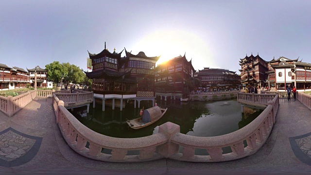 360 VR，日出时游豫园池上桥视频素材