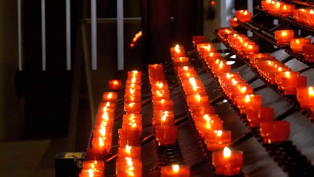 许多燃烧的蜡烛在基督教教堂视频素材