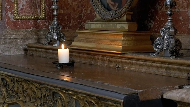 蜡烛在大教堂里燃烧。古老教堂的内部视频素材