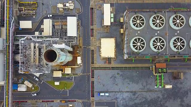 4k高空拍摄亚洲联合循环电厂和冷却塔视频下载