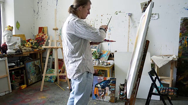 创造性的男性艺术家画油画视频下载