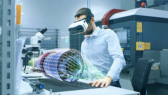戴VR头盔的工厂总工程师在全息投影台上设计发动机涡轮。虚拟混合现实应用的未来设计。视频下载