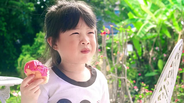 小女孩吃着美味的甜点。视频素材