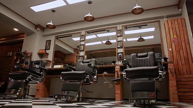 摄影机上的斯坦尼康显示了一个美丽的理发店的内部设计视频下载