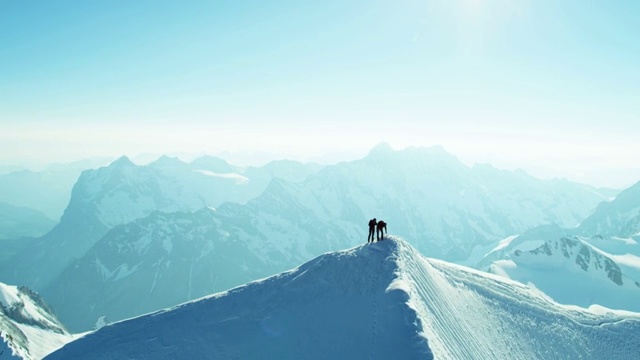 空中的瑞士少女攀登阿尔卑斯山，攀登雪山视频下载