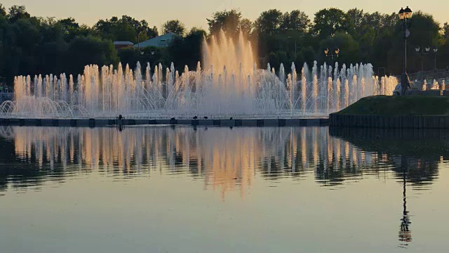 公园里的喷泉。视频下载